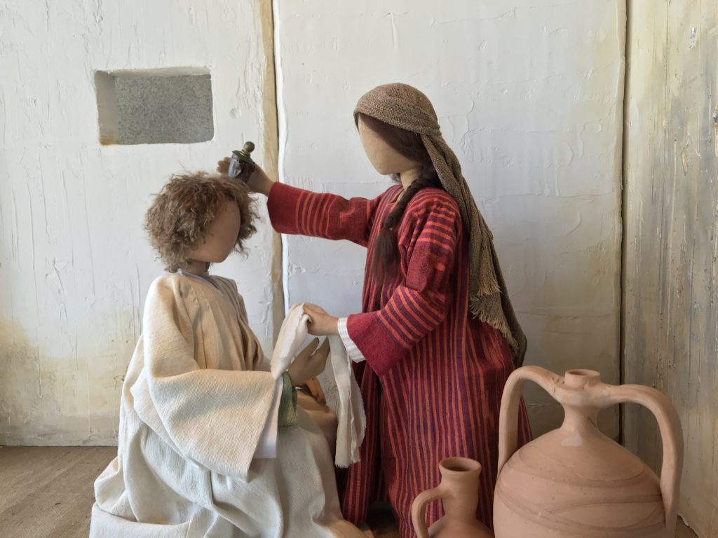 Salbung in Bethanien. Eine Frau giesst kostbares Öl auf das Haupt von Jesus. Die Jünger murren. Sie hat ein gutes Werk an mir getan. Musik von Schütz.
